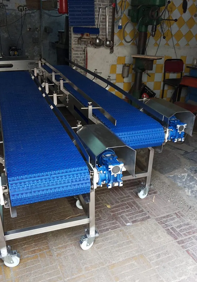 Convoyeur à bande modulaire avec moteur et réducteur apparents