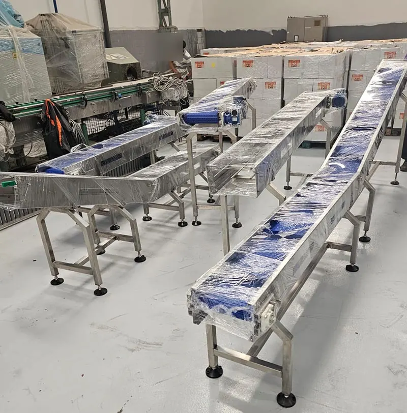 Convoyeurs à bande modulaires emballés sous film plastique
