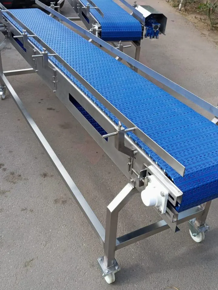 Convoyeur à bande modulaire monté sur châssis à roulettes