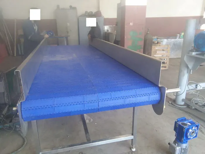 Convoyeur à bande modulaire avec bande bleue